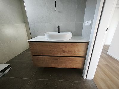 Realizace bílé rohové kuchyně do U v obci Sopřeč u Přelouče