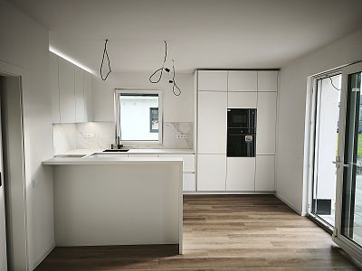 Realizace bílé rohové kuchyně do U v obci Sopřeč u Přelouče