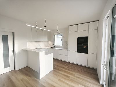 Realizace bílé rohové kuchyně do U v obci Sopřeč u Přelouče
