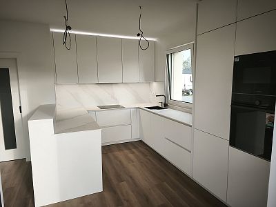 Realizace bílé rohové kuchyně do U v obci Sopřeč u Přelouče