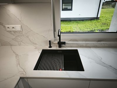 Realizace bílé rohové kuchyně do U v obci Sopřeč u Přelouče