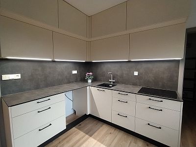 Realizace kuchyně na míru a vestavěné šatní skříně Široký Důl