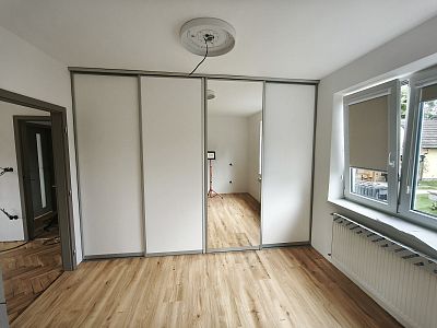 Realizace kuchyně na míru a vestavěné šatní skříně Široký Důl