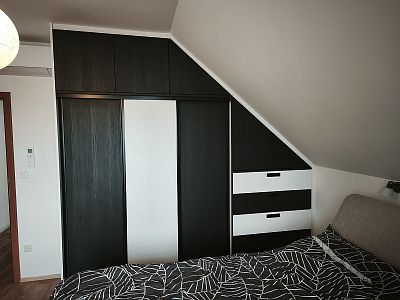 Realizace vestavěné šatní skříně do podkroví ve Svitavách