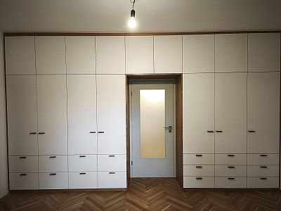Realizace vestavěných skříní z dubové dýhy v Osíku